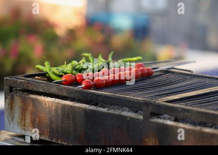 Pomodori e peperoni freschi su spiedini frittura su spiedini alla griglia Foto Stock