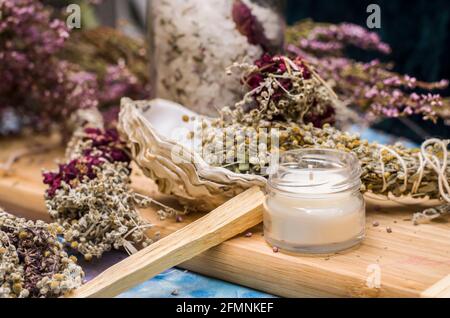 Grappoli di erba, sale aromatico, candela aromatica. Decorazione della casa, pulizia, trattamenti termali foto. Foto Stock