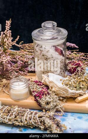 Grappoli di erba, sale aromatico, candela aromatica. Decorazione della casa, pulizia, trattamenti termali foto. Foto Stock