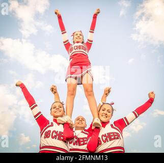 Cheerleaders squadra con Coach maschile Foto Stock