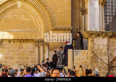 Gerusalemme, Israele - 30 aprile 2021: Il Patriarca greco-ortodosso ha benedetto la folla, il Venerdì Santo Ortodosso, nella chiesa del Santo Sepolcro, Gerusalemme O. Foto Stock