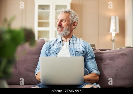 L'uomo allegro e bearded essendo profondo nei suoi pensieri Foto Stock