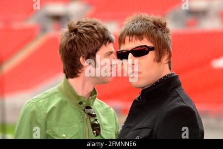 File photo datato 16/10/2008 di Noel e Liam Gallagher che sono per executive produrre un documentario circa gli spettacoli Ð famosi dell'Oasis per due notti a Knebworth nel 1996. Il film rivisita i fratelli in festa al culmine della fama della band Britannpop, un anno dopo l'uscita del loro album What's the Story (Morning Glory). Data di emissione: Martedì 11 maggio 2021. Foto Stock