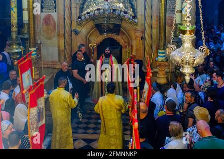 Gerusalemme, Israele - 01 maggio 2021: Festa del Patriarca copto di Gerusalemme, sabato Santo (Pasqua), nella chiesa del Santo Sepolcro, Gerusalemme, Foto Stock