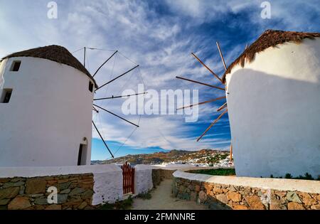 Famosa attrazione turistica di Mykonos, Grecia. Due tradizionali mulini a vento imbiancati. Destinazione di viaggio, vista iconica. Foto posteriore Foto Stock