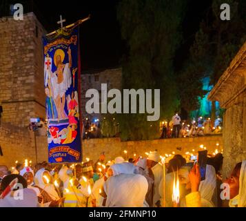 Gerusalemme, Israele - 01 maggio 2021: Veglia pasquale (Sabato Santo Pasqua) celebrazione del fuoco della Chiesa etiope ortodossa di Tewahedo, nel cortile di Foto Stock
