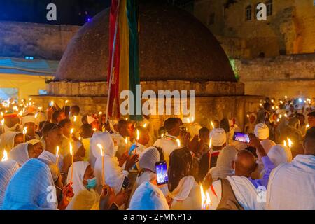 Gerusalemme, Israele - 01 maggio 2021: Veglia pasquale (Sabato Santo Pasqua) celebrazione del fuoco della Chiesa etiope ortodossa di Tewahedo, nel cortile di Foto Stock