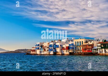 Famoso quartiere romantico piccola Venezia della città principale di Mykonos o Chora, Cicladi, Grecia. Vecchie case di pescatori dipinte di bianco al tramonto Foto Stock