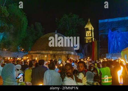 Gerusalemme, Israele - 01 maggio 2021: Veglia pasquale (Sabato Santo Pasqua) celebrazione del fuoco della Chiesa etiope ortodossa di Tewahedo, nel cortile di Foto Stock