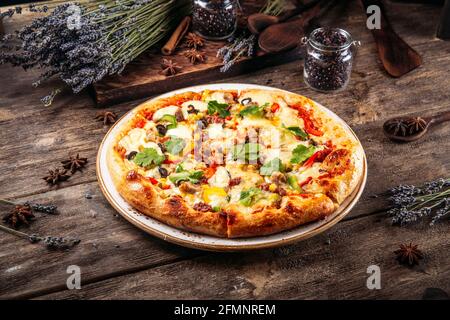 Pizza fresca appetitosa con manzo e olive Foto Stock