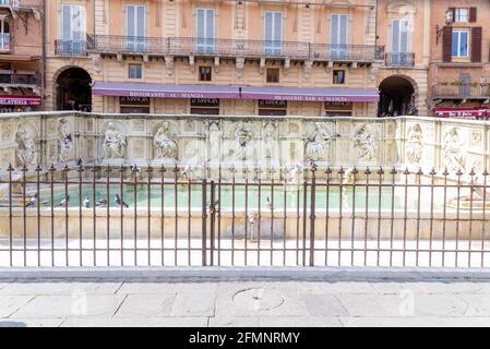 SIENA, ITALIA - 27 agosto 2020: La grande fontana rettangolare Fonte Gaia, chiusa da una recinzione per impedire ai turisti di bagnarsi in essa o Foto Stock