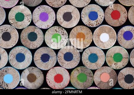 Molte matite di legno multicolore smussate closeup sfondo Foto Stock