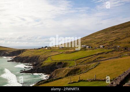 Una vista su un piccolo villaggio bello Coumeenoole vicino a. Dunmore si dirige nella penisola di Dingle in Irlanda Foto Stock