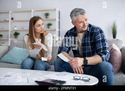 Coppia matura sconvolta che non hanno soldi per pagare le fatture a casa, calcolando reddito e spese, passando attraverso la crisi Foto Stock