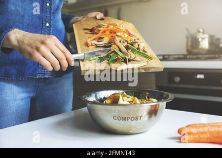 riciclaggio rifiuti biologici cucina a casa. cibo avanzi compost Foto Stock