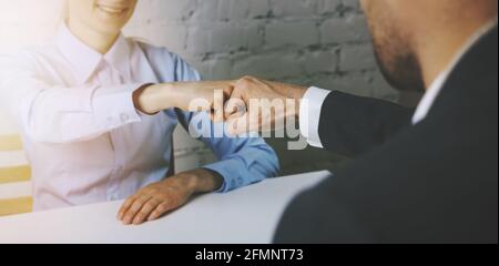 le persone d'affari si pugnano dopo un accordo di successo. lavoro di squadra e imprenditori concetto di partnership Foto Stock