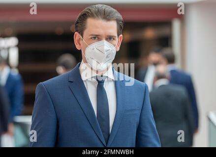 Monaco, Germania. 11 Maggio 2021. Sebastian Kurz, Cancelliere austriaco, attraversa la Cancelleria di Stato bavarese per il suo incontro con il primo ministro bavarese Söder. Credit: Peter Kneffel/dpa-Pool/dpa/Alamy Live News Foto Stock