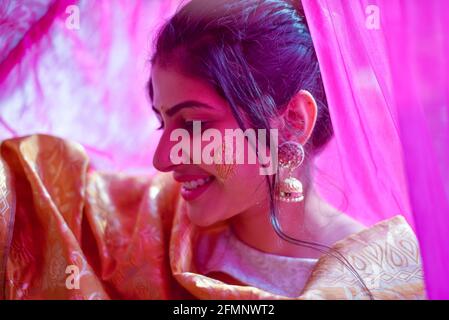ritratto di bella sposa indiana con pasta di aldi curcuma sul viso. Foto Stock