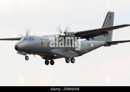 Armee de l'Air, forza aerea francese, CASA CN-235 62-11 No. 111 atterrando a Royal International Air Tattoo, RIAT, RAF Fairford, Gloucestershire, Regno Unito Foto Stock