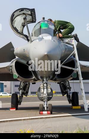 Armee de l'Air, Air Force francese Dassault Rafale B jet fighter in esposizione statica al Biggin Hill Airshow 2010, Kent, UK. Pilota sulla scaletta Foto Stock