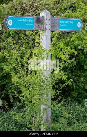 Cartello con le indicazioni sulla Stour Valley Way lunga distanza a piedi a Dorset, Inghilterra, Regno Unito Foto Stock