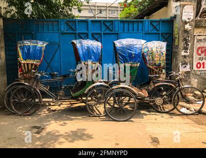 Dhaka , Bangladesh - 6 maggio 2021; risciò in una linea . Foto Stock