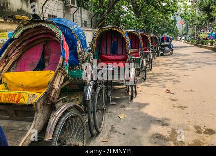 Dhaka , Bangladesh - 6 maggio 2021; risciò in una linea . Foto Stock