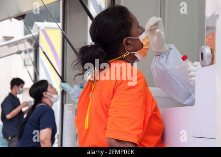 Gli operatori sanitari raccolgono il campione di tampone nasale dalle persone durante un test di tampone presso Pratunam, il quartiere dello shopping di Bangkok. Il Ministero della Sanità pubblica ha riportato 31 decessi correlati a Covid, per un numero di 452 e 1919 nuovi casi, portando il totale a 86924 in Thailandia. (Foto di Peerapon Boonyakiat / SOPA Image/Sipa USA) Foto Stock