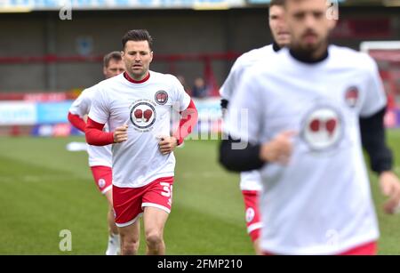 Mark Wright of Crawley ed ex stella TOWIE che indossa la Stop the Stabbing Stick to Jabbing shirt durante il riscaldamento prima della partita Sky Bet League due tra Crawley Town e Bolton Wanderers al People's Pension Stadium , Crawley , Regno Unito - 8 maggio 2021 - SOLO PER USO EDITORIALE Nessun utilizzo con audio, video, dati, liste di fixture, logo di club/campionato o servizi "live" non autorizzati. L'uso in-match online è limitato a 120 immagini, senza emulazione video. Nessun utilizzo nelle scommesse, nei giochi o nelle pubblicazioni di singoli club/campionati/giocatori Foto Stock