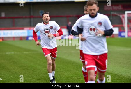 Mark Wright of Crawley ed ex stella TOWIE che indossa la Stop the Stabbing Stick to Jabbing shirt durante il riscaldamento prima della partita Sky Bet League due tra Crawley Town e Bolton Wanderers al People's Pension Stadium , Crawley , Regno Unito - 8 maggio 2021 - SOLO PER USO EDITORIALE Nessun utilizzo con audio, video, dati, liste di fixture, logo di club/campionato o servizi "live" non autorizzati. L'uso in-match online è limitato a 120 immagini, senza emulazione video. Nessun utilizzo nelle scommesse, nei giochi o nelle pubblicazioni di singoli club/campionati/giocatori Foto Stock