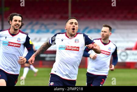 Antoni Sarcevic di Bolton celebra dopo aver segnato il primo goal durante la Sky Bet League due partite tra Crawley Town e Bolton Wanderers al People's Pension Stadium , Crawley , UK - 8 maggio 2021 - USO EDITORIALE SOLO Nessun utilizzo con audio, video, dati, liste di apparecchi non autorizzati, logo di club/campionato o servizi "live". L'uso in-match online è limitato a 120 immagini, senza emulazione video. Nessun utilizzo nelle scommesse, nei giochi o nelle pubblicazioni di singoli club/campionati/giocatori Foto Stock