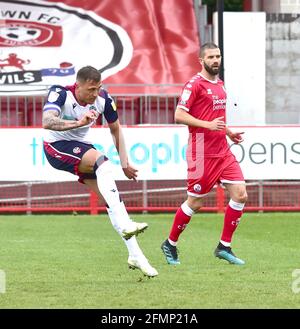 Antoni Sarcevic di Bolton segna il primo goal con un tiro a lungo raggio durante la partita Sky Bet League due tra Crawley Town e Bolton Wanderers al People's Pension Stadium , Crawley , UK - 8 maggio 2021 - solo per uso editoriale. Nessuna merchandising. Per le immagini di calcio si applicano restrizioni fa e Premier League inc. Nessun utilizzo di Internet/mobile senza licenza FAPL - per i dettagli contattare Football Dataco Foto Stock