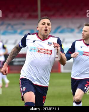 Antoni Sarcevic di Bolton celebra dopo aver segnato il primo goal il primo goal durante la Sky Bet League due match tra Crawley Town e Bolton Wanderers al People's Pension Stadium , Crawley , UK - 8 maggio 2021 - USO EDITORIALE SOLO Nessun utilizzo con audio, video, dati non autorizzati, liste di partite, logo di club/campionato o servizi "live". L'uso in-match online è limitato a 120 immagini, senza emulazione video. Nessun utilizzo nelle scommesse, nei giochi o nelle pubblicazioni di singoli club/campionati/giocatori Foto Stock