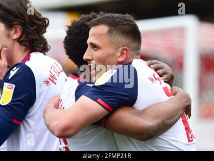 Antoni Sarcevic di Bolton è mobbed dopo aver segnato il primo goal il primo goal durante la Sky Bet League due partita tra Crawley Town e Bolton Wanderers al People's Pension Stadium , Crawley , UK - 8 maggio 2021 solo per uso editoriale. Nessuna merchandising. Per le immagini di calcio si applicano restrizioni fa e Premier League inc. Nessun utilizzo di Internet/mobile senza licenza FAPL - per i dettagli contattare Football Dataco Foto Stock