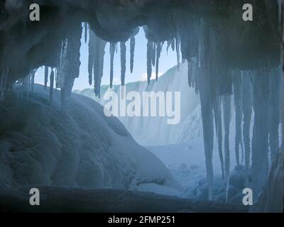 Cascate del Niagara circondate da neve e ghiaccio, quasi congelate durante il freddo estremo, Ontario, Canada Foto Stock