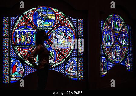 Londra, Regno Unito. 11 Maggio 2021. L'intera finestra 'Miracle' in vetro colorato di 800 anni dalla Cattedrale di Canterbury in mostra al British Museum, il pezzo centrale della nuova mostra 'Thomas Becket: Murder and the Making of a saint'. Una nuova ricerca significa che la finestra sarà svelata al British Museum nella sua sistemazione originale per la prima volta in 350 anni. È anche la prima volta nella sua storia l'intera finestra può essere vista a livello di occhio. Non ha mai lasciato la Cattedrale prima d'ora. Credit: Guy Bell/Alamy Live News Foto Stock