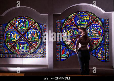 Londra, Regno Unito. 11 Maggio 2021. L'intera finestra 'Miracle' in vetro colorato di 800 anni dalla Cattedrale di Canterbury in mostra al British Museum, il pezzo centrale della nuova mostra 'Thomas Becket: Murder and the Making of a saint'. Una nuova ricerca significa che la finestra sarà svelata al British Museum nella sua sistemazione originale per la prima volta in 350 anni. È anche la prima volta nella sua storia l'intera finestra può essere vista a livello di occhio. Non ha mai lasciato la Cattedrale prima d'ora. Credit: Guy Bell/Alamy Live News Foto Stock