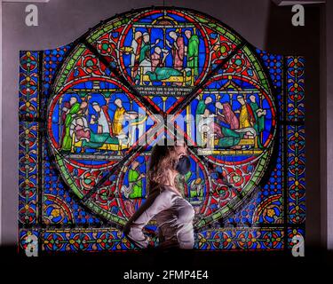 L'intera finestra 'Miracle' in vetro colorato di 800 anni dalla Cattedrale di Canterbury in mostra al British Museum, il pezzo centrale della nuova mostra 'Thomas Becket: Murder and the Making of a saint'. Una nuova ricerca significa che la finestra sarà svelata al British Museum nella sua sistemazione originale per la prima volta in 350 anni. È anche la prima volta nella sua storia l'intera finestra può essere vista a livello di occhio. Non ha mai lasciato la Cattedrale prima d'ora. Credit: Guy Bell/Alamy Live News Foto Stock