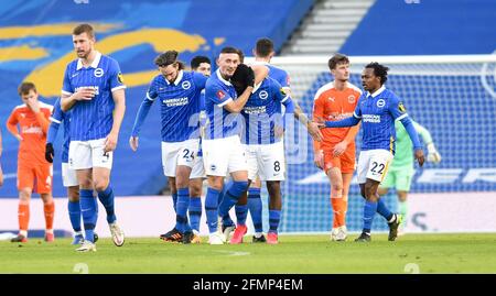 Yves Bissouma di Brighton (no 8) festeggia con Andi Zeqiri dopo aver segnato il primo goal durante la quarta partita degli Emirates fa Cup tra Brighton e Hove Albion e Blackpool Town all'American Express Stadium , Brighton , Regno Unito - 23 gennaio 2021 - solo per uso editoriale Foto Stock