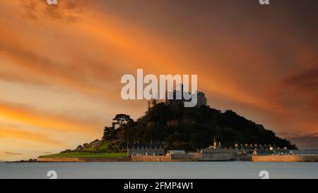 Tramonto sul monte st michaels nella baia dei monti vicino a penzance in cornovaglia inghilterra Foto Stock