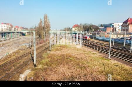POZNAN, POLONIA - 14 febbraio 2018: Erba e piste con treno vicino al più Teatralny Foto Stock