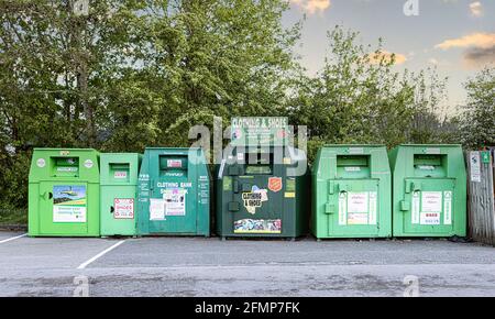Abbigliamento e scarpe Banche di donazione di beneficenza nella Sainsburys auto parco a Royal Wootton Bassett Foto Stock