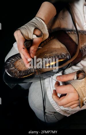 Dettaglio della produzione di calzature presso il laboratorio dell'artigiano Gabriele Gmeiner, campione del Sol, San Polo, Venezia, Veneto, Italia, Europa Foto Stock