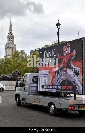 Westminster, Londra, Regno Unito. 11 Maggio 2021. Un cartellone per la Scozia conta la campagna contro la SNP e un secondo referendum guida intorno a Westminster. Credit: Matthew Chpicle/Alamy Live News Foto Stock