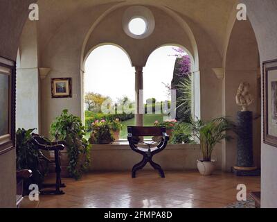 L'ingresso principale dell'Hotel Villa Cimbrone dove si trovano le conciergerie, Ravello, Costiera Amalfitana, Campania, Italia, Europa Foto Stock