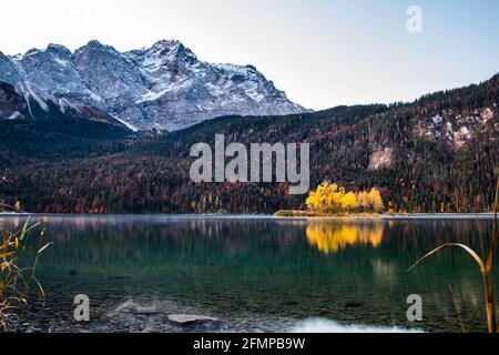 Bella mattina a Eibsee in autunno. Amiamo i riflessi e la vista sullo Zugspitze sullo sfondo. Foto Stock
