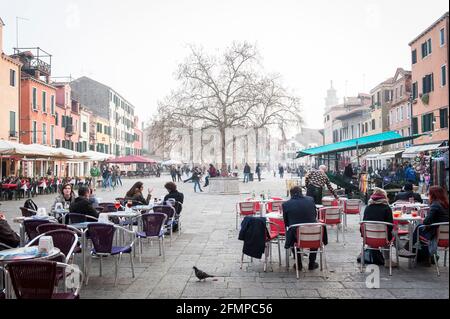 Campo Santa Margherita in inverno, una delle piazze più pittoresche della città situata nel quartiere Dorsoduro, Venezia, Italia. Foto Stock