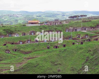 Antichi barili scavati nella montagna. Qui si conserva il vino per migliaia di anni. In questo villaggio il direttore Pier Paolo Pasolini ha sparato par Foto Stock