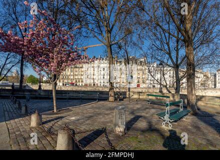 Parigi, Francia - 13 aprile 2021: Tipico luogo parigino sull'Ile Saint Louis a Parigi Foto Stock
