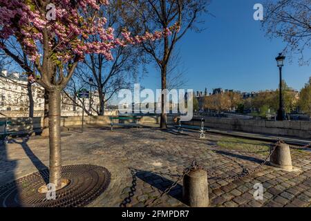 Parigi, Francia - 13 aprile 2021: Tipico luogo parigino sull'Ile Saint Louis a Parigi Foto Stock